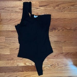 Le Lis NWT One Shoulder Black Bodysuit